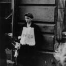 AGAD APW Chłopiec sprzedający na ulicy opaski żydowskie