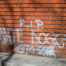 Graffiti upamiętniające Nate Dogga na ujściu wody oligoceńskiej przy skrzyżowaniu al. Solidarności i ul. Żelaznej w Warszawie.